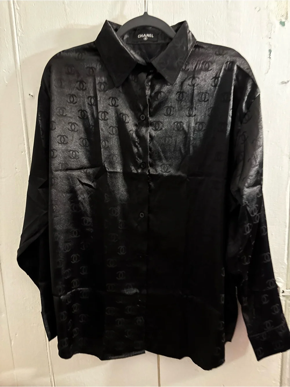 The boutique Shop drapes jacquard sleeves